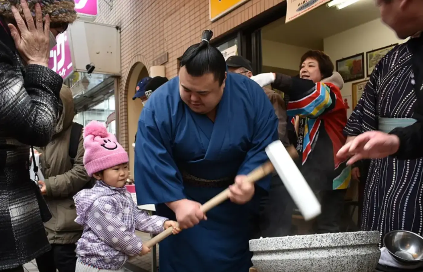 地域の子どもと一緒に餅をつくHidenoumi