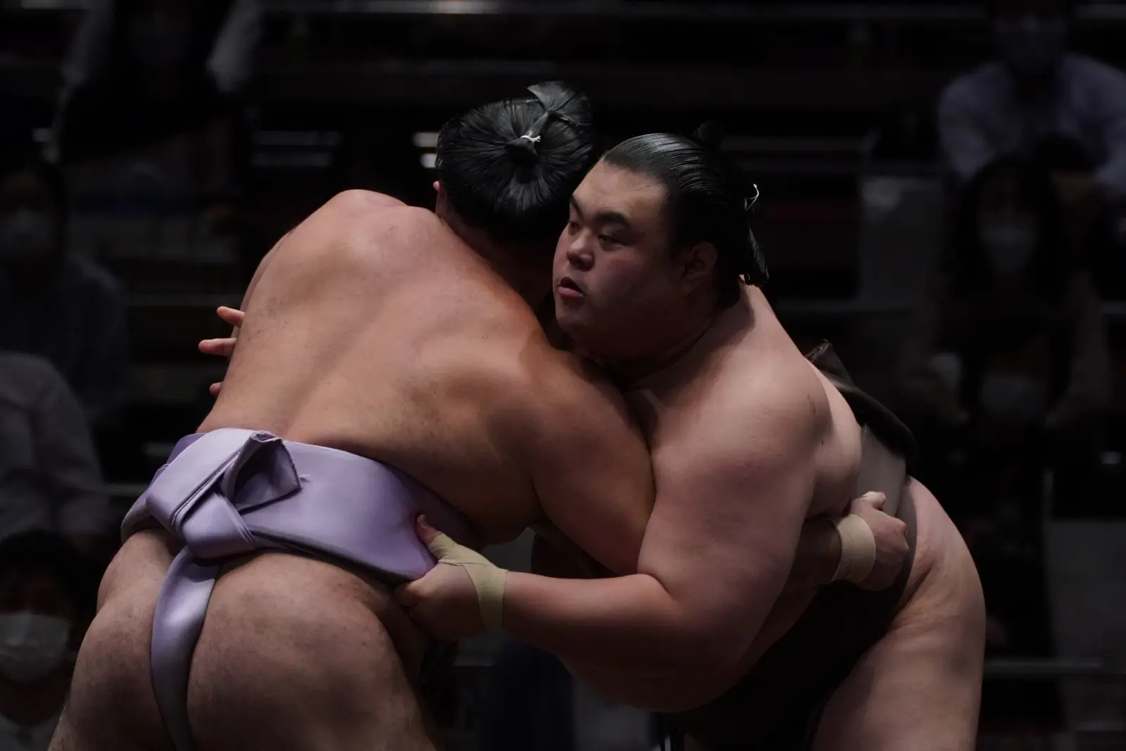 相手Strength士と組み合うHidenoumi