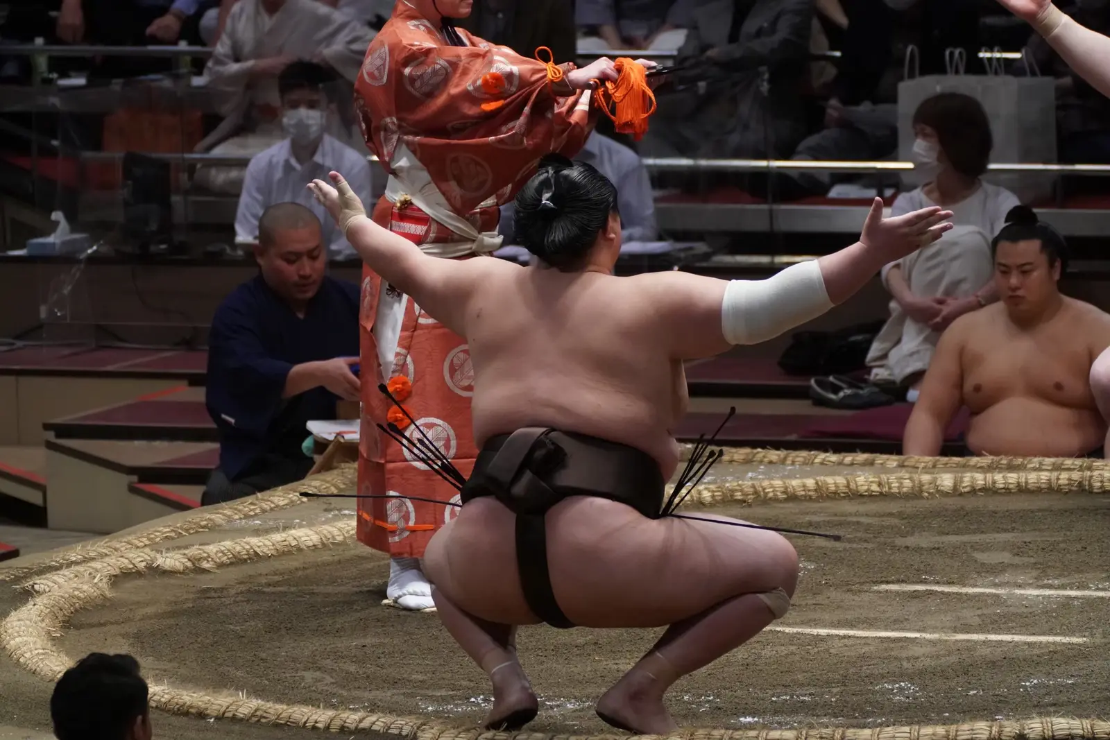 Hidenoumi performing the salt-purification ritual on the dohyo