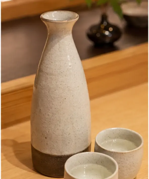 徳利とお猪口で楽しむ日本酒のイメージ