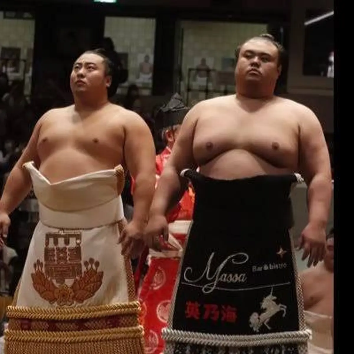 土俵上で並ぶ兄・英乃海と弟・翔猿