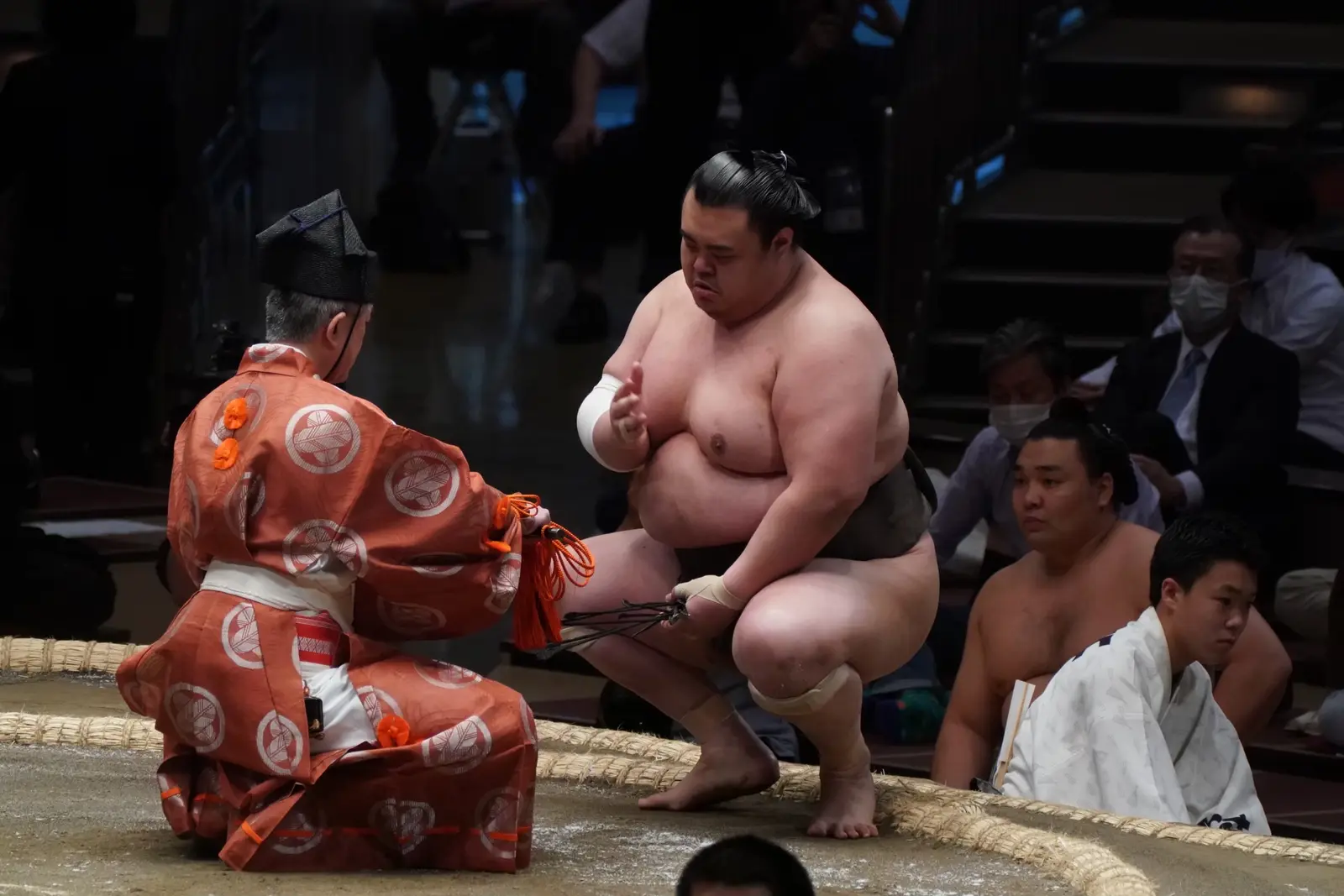 土俵上で所作を行う英乃海