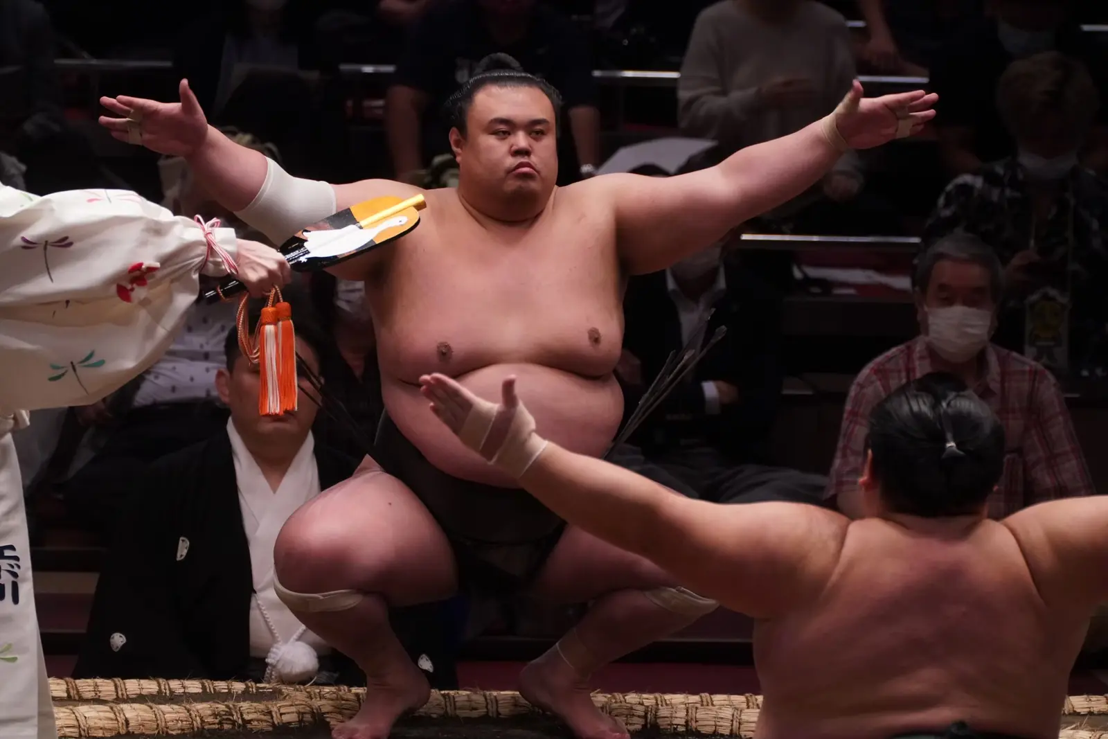 土俵上で両腕を広げる英乃海