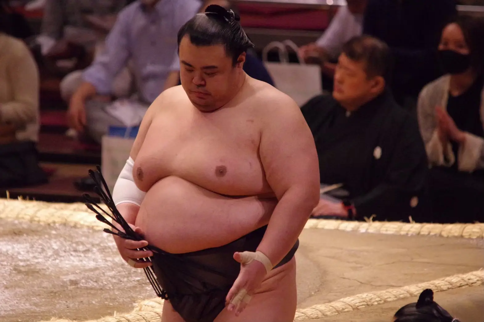 塩を手に土俵へ向かう英乃海