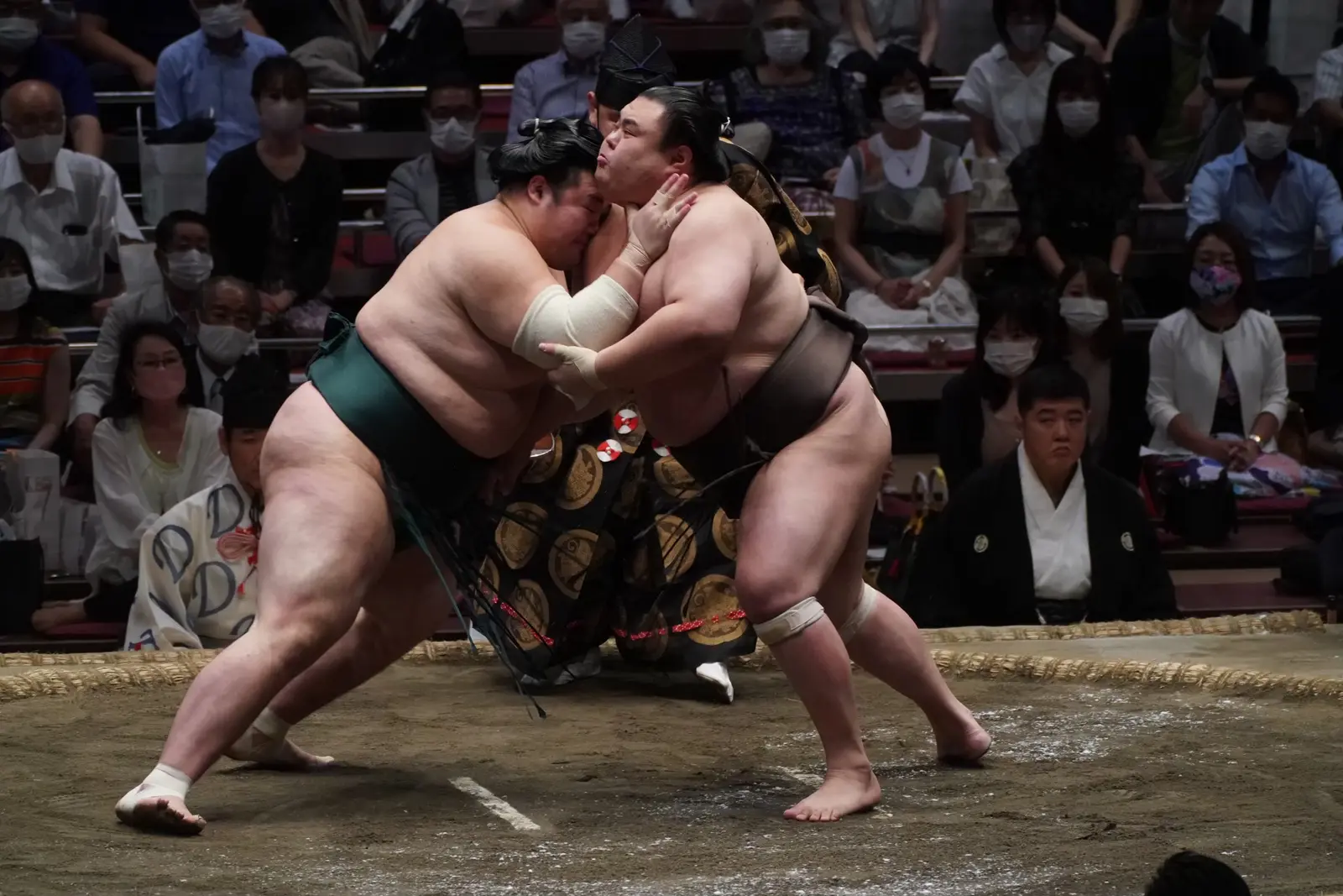 立ち合いから攻める英乃海